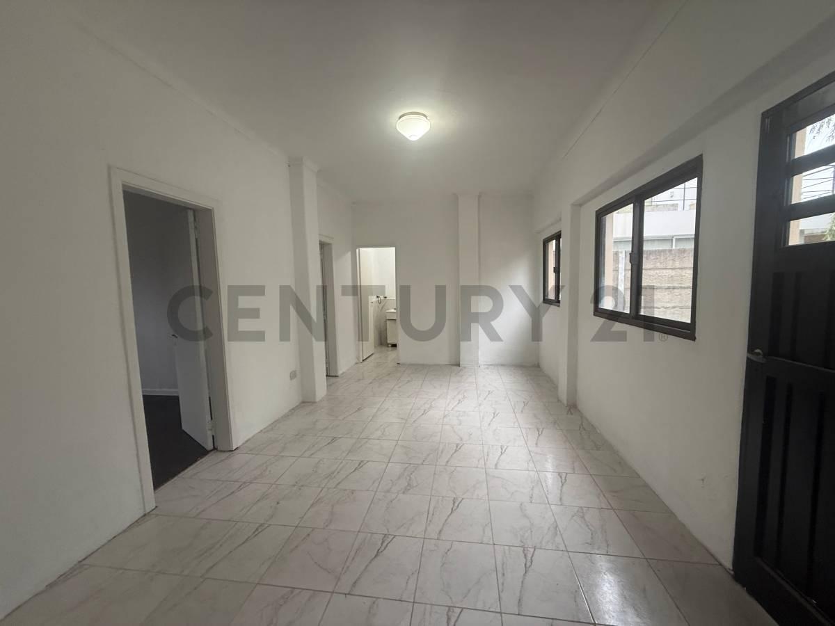 CASA 2 DORMITORIOS CON PATIO EN VENTA LOS HORNOS — foto 1