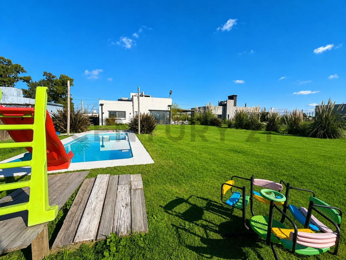 Casas en venta en La Plata, 3 dormitorios con pileta, barrio perimetrado.- — foto 1
