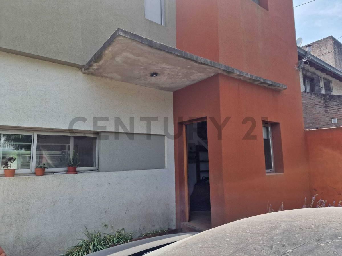 CASA TIPO DÚPLEX EN ALQUILER EN GONNET — foto 1