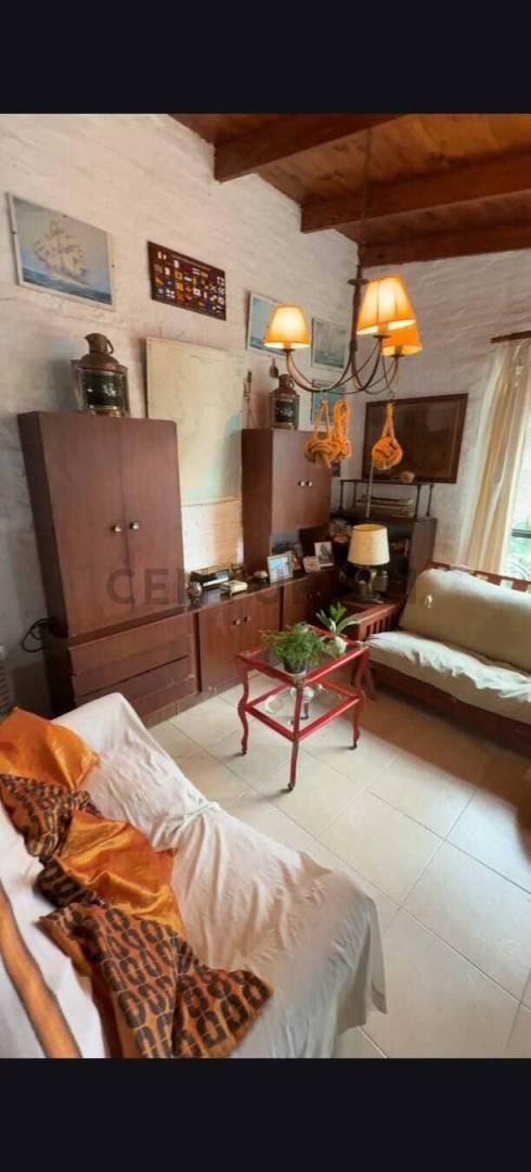 Oportunidad en Los Robles: Casa con 2 Dormitorios, Patio y Doble Cochera — foto 1