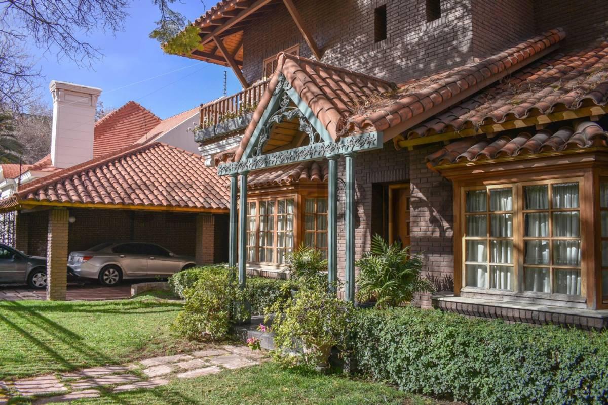 CASA DE CATEGORIA EN VENTA- FAMILIAR/COMERCIAL — foto 1