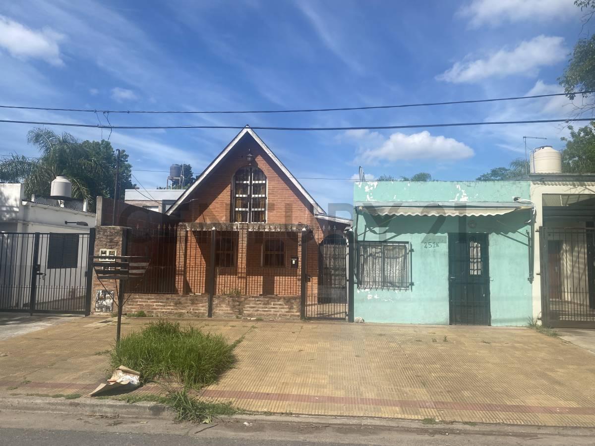 VENTA. 28 Y 530. LOTE PROPIO CON CASA AMERICANA Y LOCAL — foto 1
