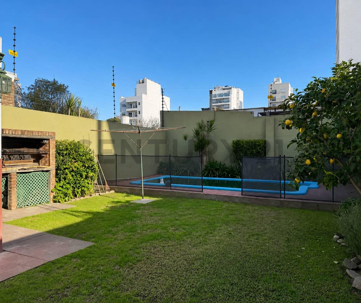 17 Y 41 - CASA A LA VENTA DE 2 DORMITORIOS Y PILETA — foto 1