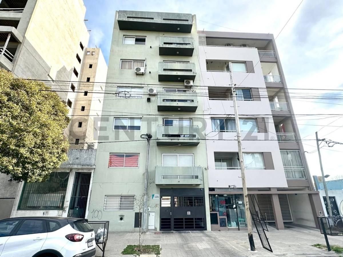 25 e/ 34 y 35 - Departamento de 1 dormitorio con cochera y balcón. — foto 1