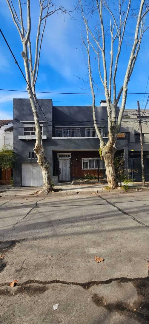 Casa 7 ambientes en 3 plantas - con mucho potencial para poner en valor y ubicación ideal — foto 1