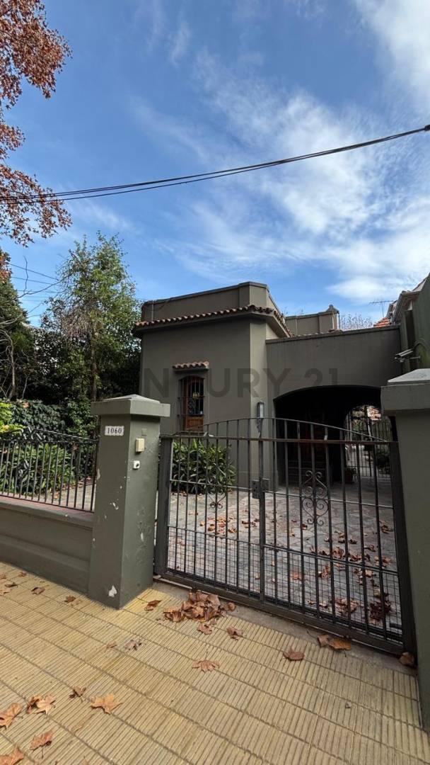 Venta Casa 8 ambientes con jardín y pileta en Vicente Lopez — foto 1