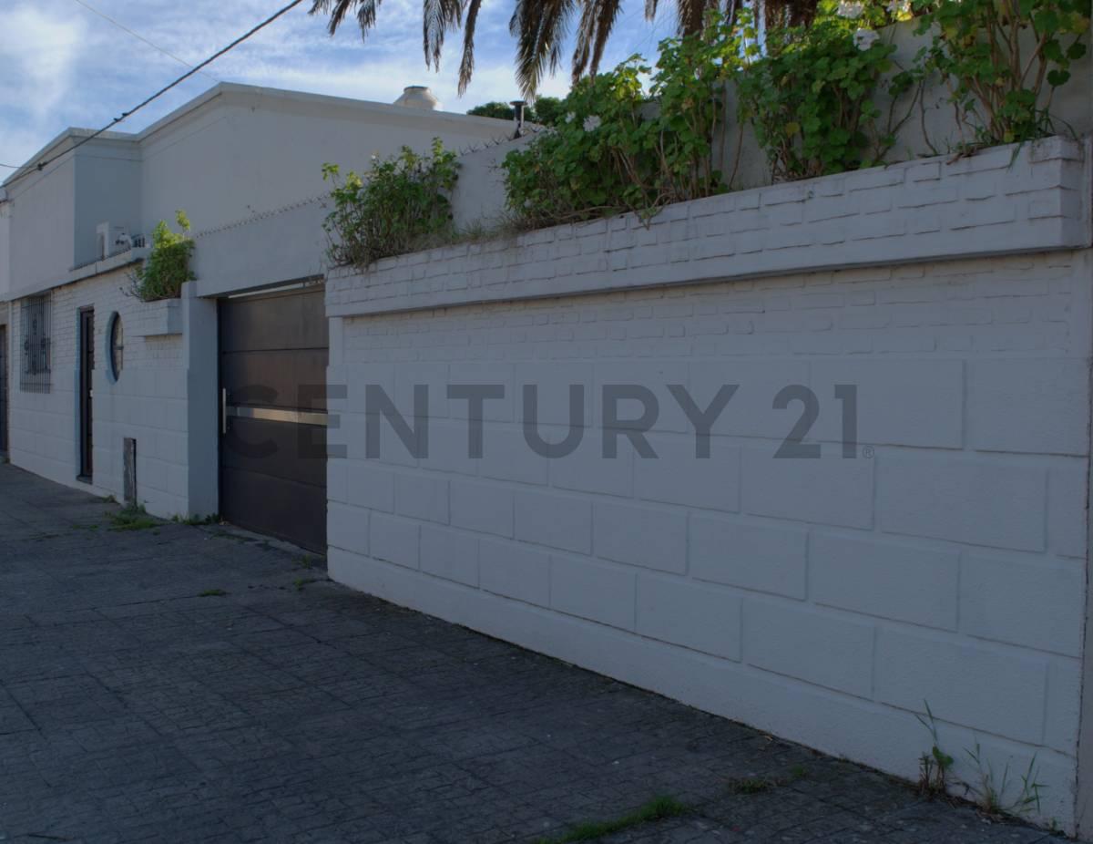 Marquez de Aviles entre Quintana y Arenales. Casa en Venta de 3 dormitorios — foto 1