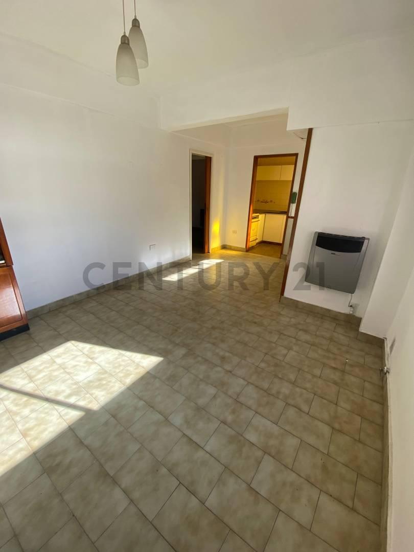 Alquiler. Departamento de 2 dormitorios con cochera cubierta. Terraza. Calle 6 esquina 41. — foto 1