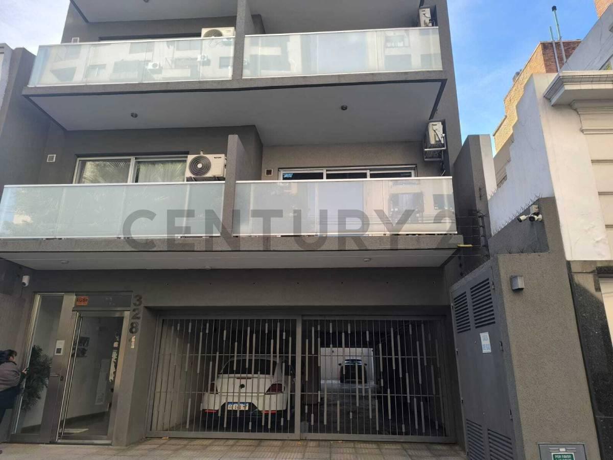 ALQUILER – EXCLUSIVO MONOAMBIENTE AL FRENTE CON BALCÓN ATERRAZADO Y COCHERA EN VILLA DEL PARQUE — foto 1