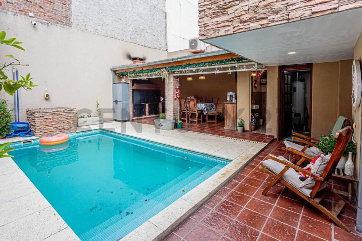 VENTA DE CASA EN 2 PLANTAS DE 4 AMBIENTES CON PILETA Y QUINCHO - VILLA URQUIZA — foto 1