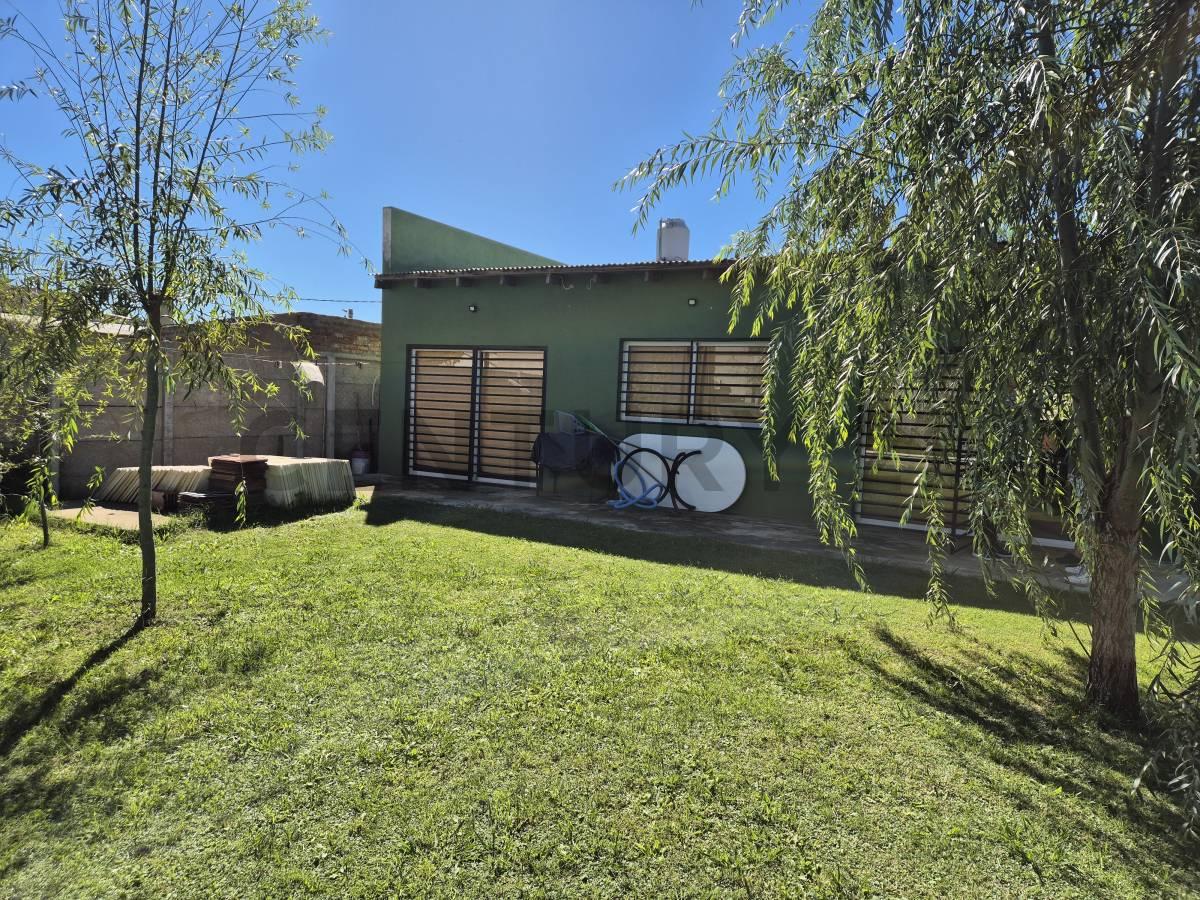 CASA CON JARDÍN Y PILETA EN LOTE PROPIO – LEVENE, CAÑUELAS — foto 1