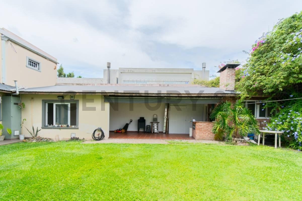 VENTA CASA 5 AMBIENTES CON COCHERA, GRAN JARDIN Y PARRILLA EN ITUZAINGÓ — foto 1