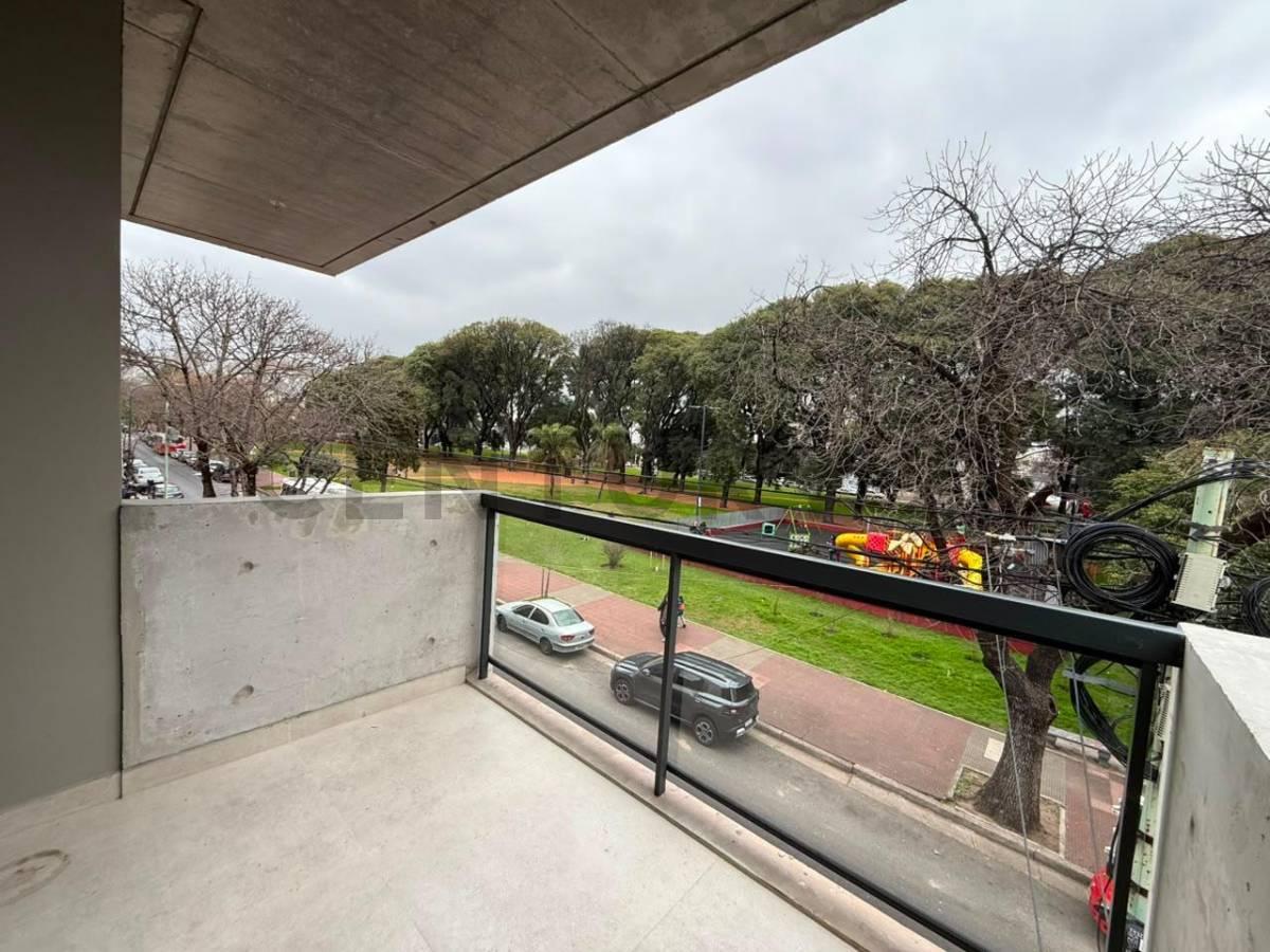 2 ambientes con suite y vestidor frente a Plaza Alberdi – Balcón y vista abierta — foto 1