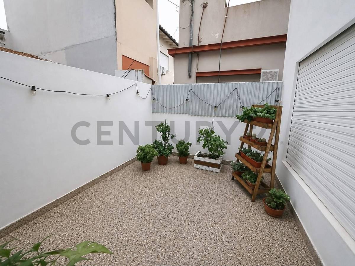 ALQUILER PH 3 AMBIENTES AL FRENTE CON PATIO Y AMBIENTE INDEPENDIENTE EN LANÚS OESTE - — foto 1