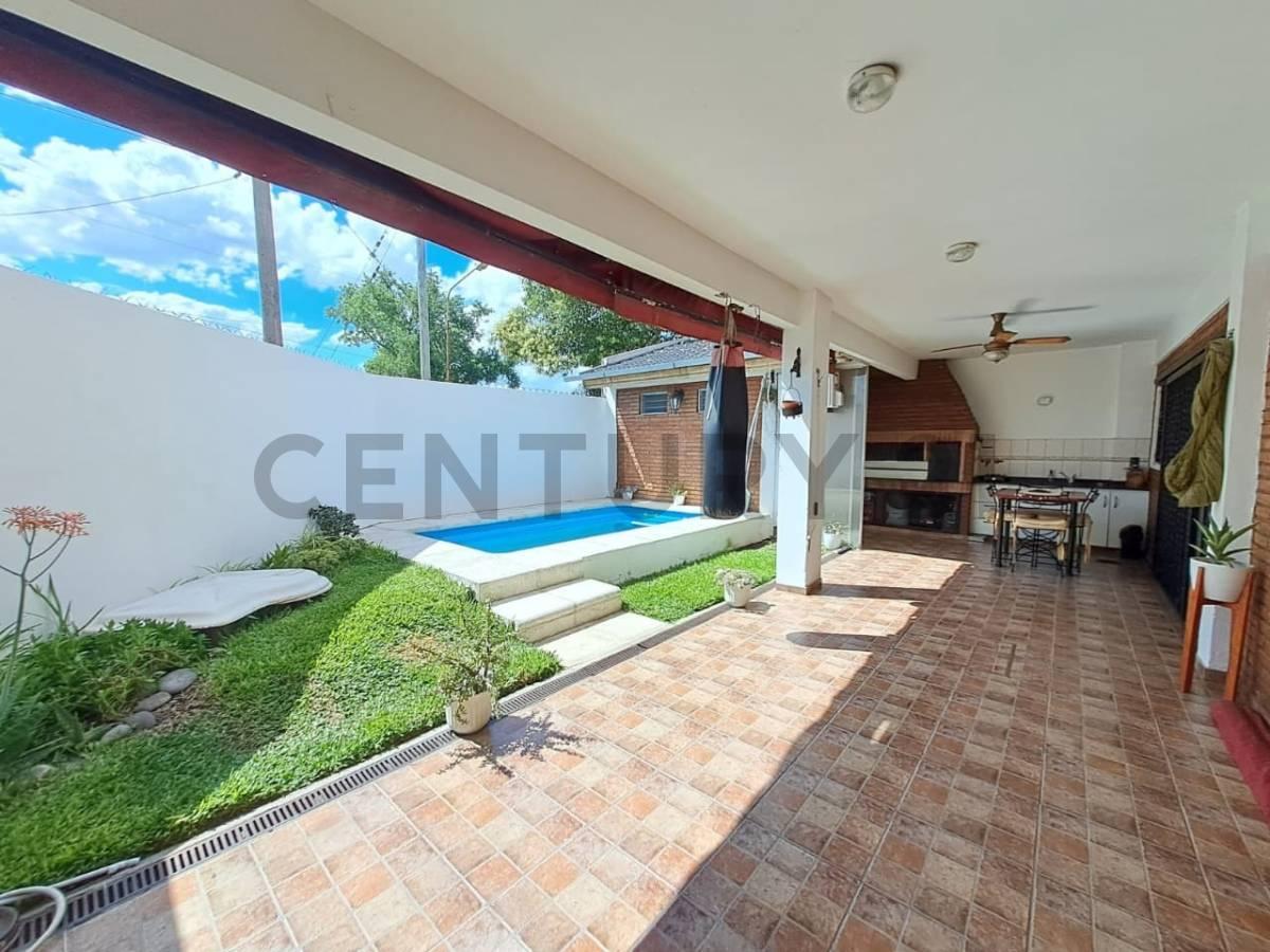 Venta Casa 4 ambientes con pileta y cochera en San Justo — foto 1