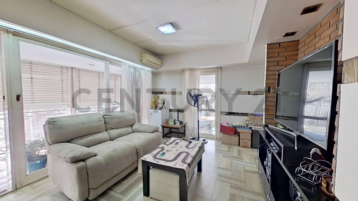 VENTA departamento al frente de 4 ambientes con palier privado, gran balcón, cochera y baulera — foto 1