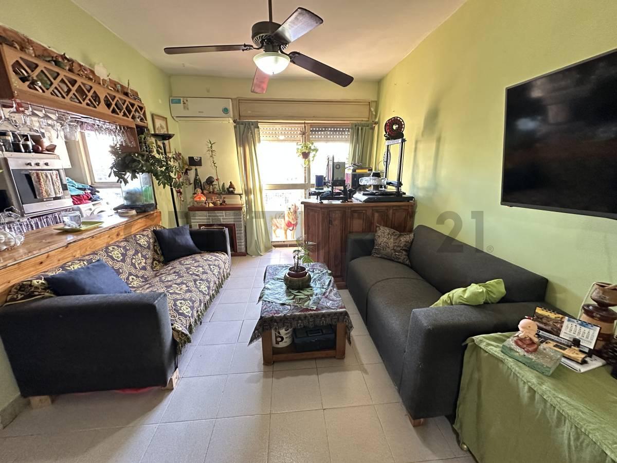 VENDE Excelente Departamento de 4 Ambientes con Balcón al Frente - La Boca — foto 1