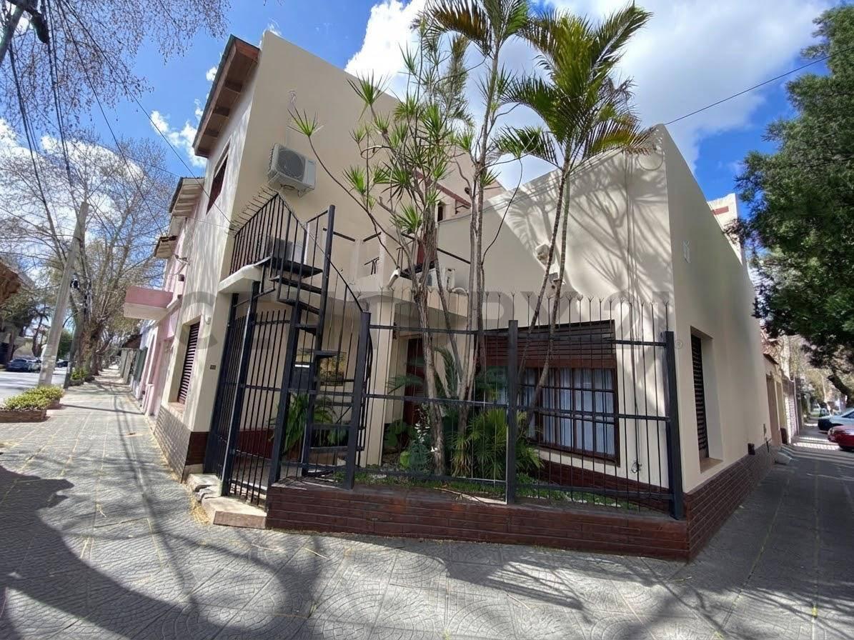 ¡OPORTUNIDAD ÚNICA! Casa 3 ambientes + 2 departamentos con renta independiente — foto 1
