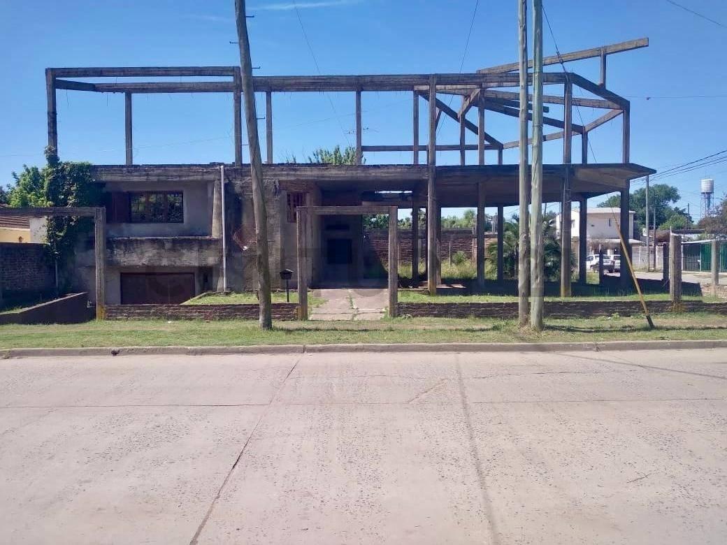 Excelente Casa con Terreno contiene Galpón/depósito y Parque Ideal Inversionista en venta zona de Ez — foto 1