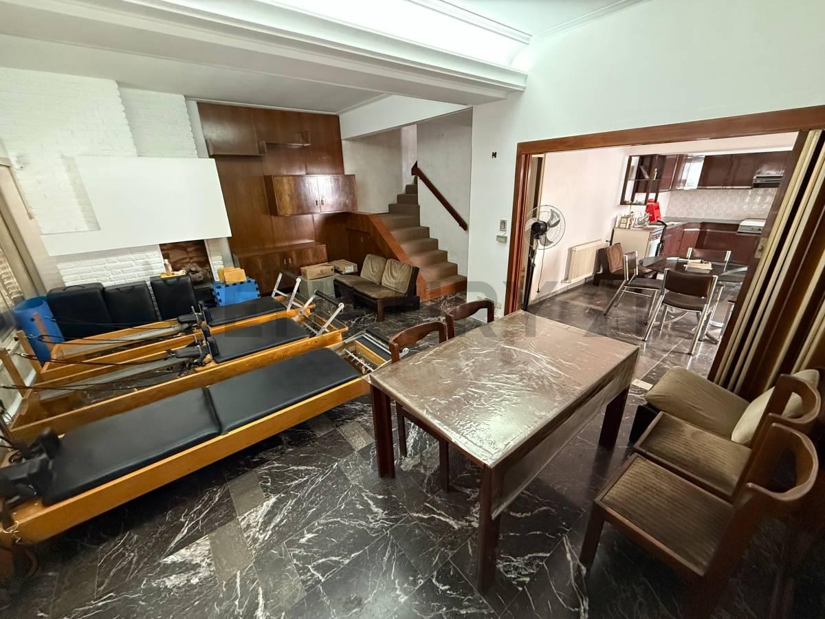 Casa de 5 ambientes en lote propio con pileta y cochera para 3 autos – Ramos Mejía, Zona Oeste — foto 1