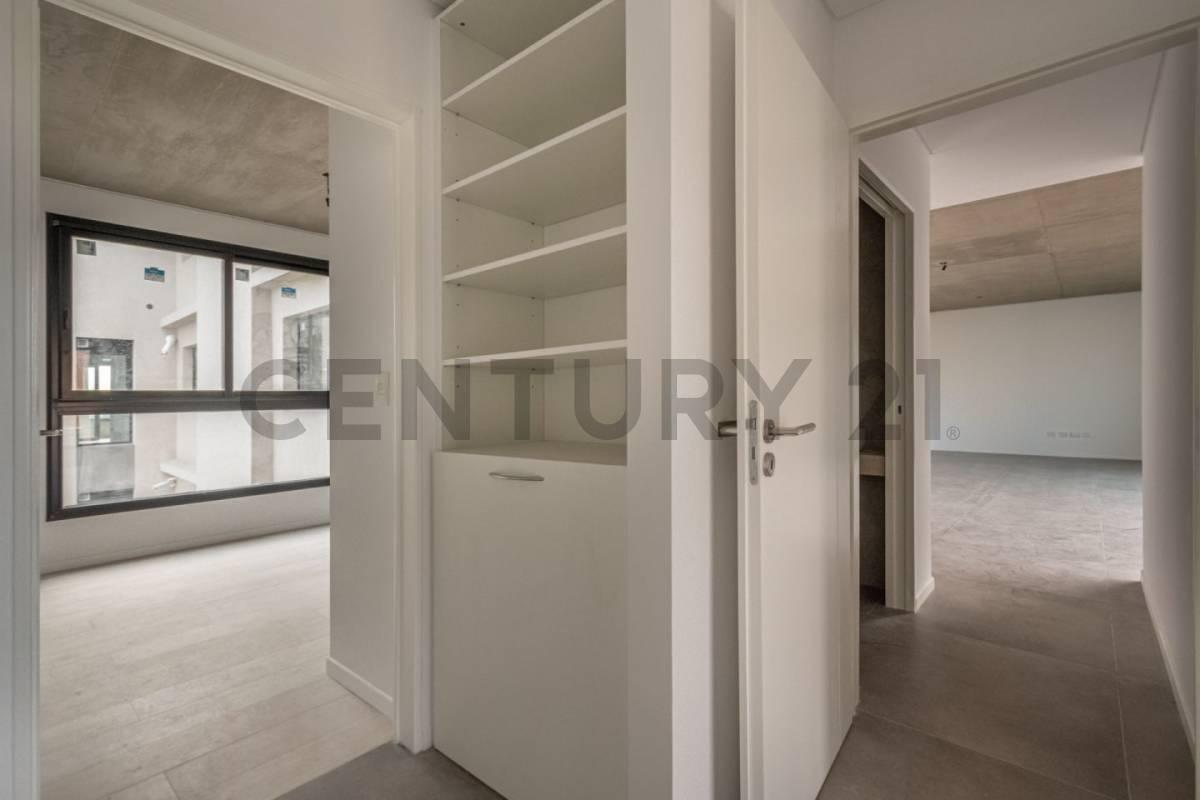 VENTA CUATRO AMBIENTES CON DEPENDENCIA - COCHERA FIJA CUBIERTA — foto 1