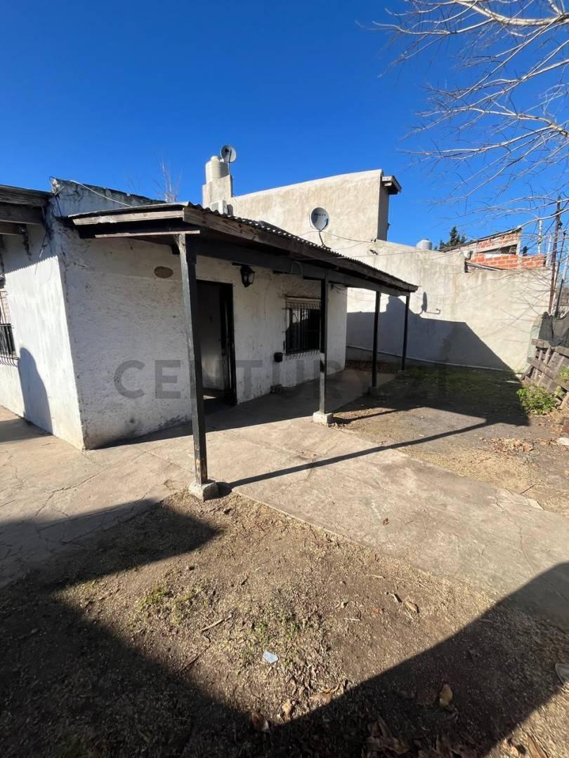 Casa a Refaccionar de 2 dormitorios en Venta en Los Hornos — foto 1