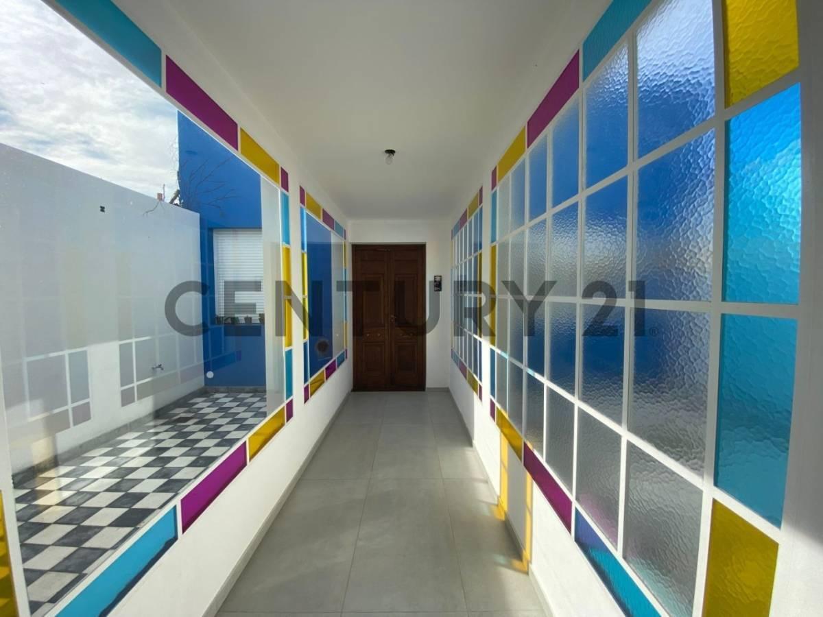 Casa de Estilo con 3 dormitorios, 3 oficinas, jardín con pileta y 4 patios interiores en venta. — foto 1