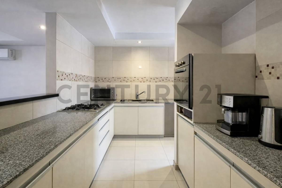 Departamento de 3 Dormitorios con Cochera en Venta — foto 1
