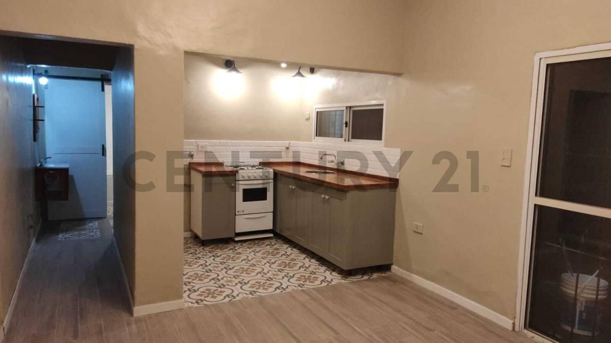 Ph Interno de 1 Dormitorio con Patio en Alquiler — foto 1