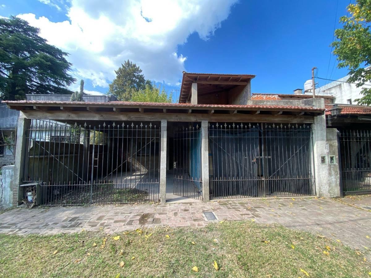 CASA EN VENTA EN LONGCHAMPS 5 AMBIENTES CON TERRAZA, GARAGE, PATIO Y LOCAL COMERCIAL — foto 1