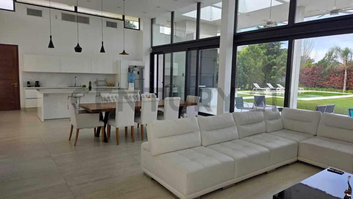 VENTA CASA de categoría en La Cándida Club de Campo | 4 dormitorios | Piscina climatizada | Quincho — foto 1