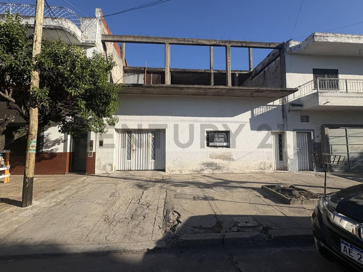 Posibilidad de financiar hasta el 50% - Venta amplio Lote con salida directa a capital - Lanús — foto 1