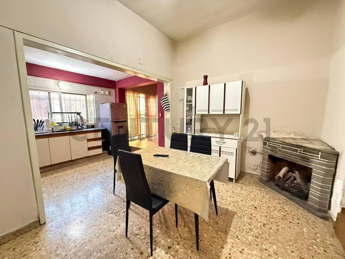 VENTA CASA 3 AMBIENTES EN LANÚS CON COCHERA Y QUINCHO — foto 1