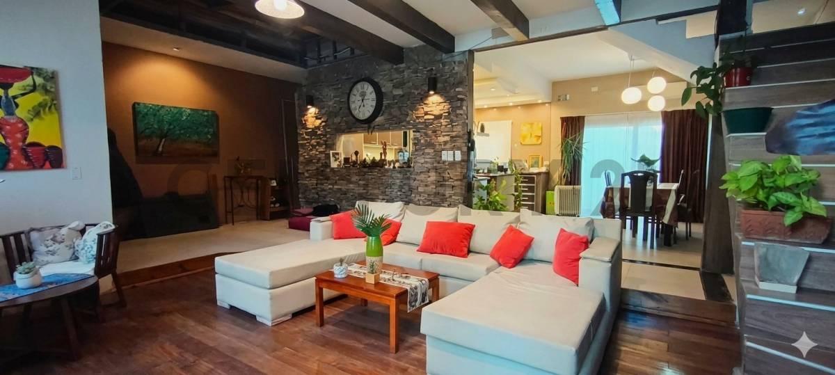 Chalet 7 Ambientes con Jardín interno en Lomas de Zamora — foto 1