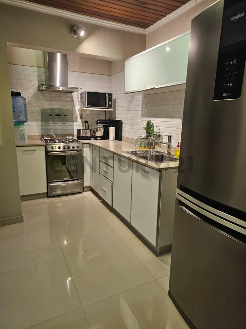 Casa 3 ambientes lista para habitar con quincho y garage en excelente zona de José Mármol — foto 1