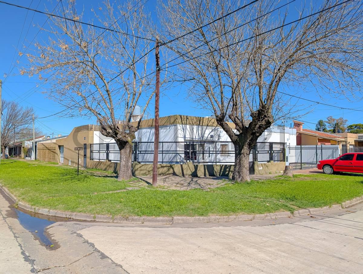 VENTA - CASA - TRES DORMITORIOS - COCHERA - PATIO - JARDIN - PEREZ — foto 1