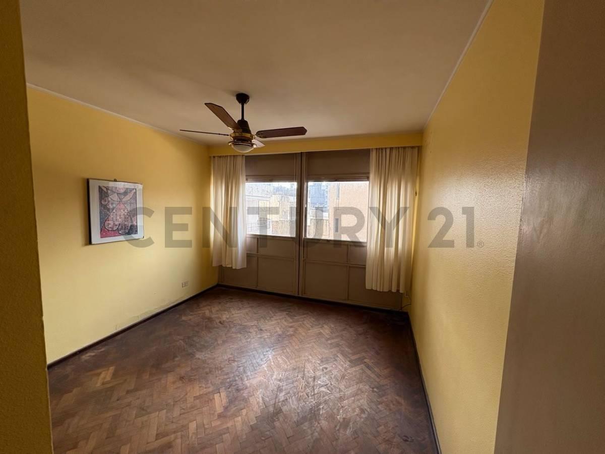VENTA DEPARTAMENTO - 2 DORMITORIOS - LUMINOSO - FRENTE A LA PLAZA - ROSARIO — foto 1