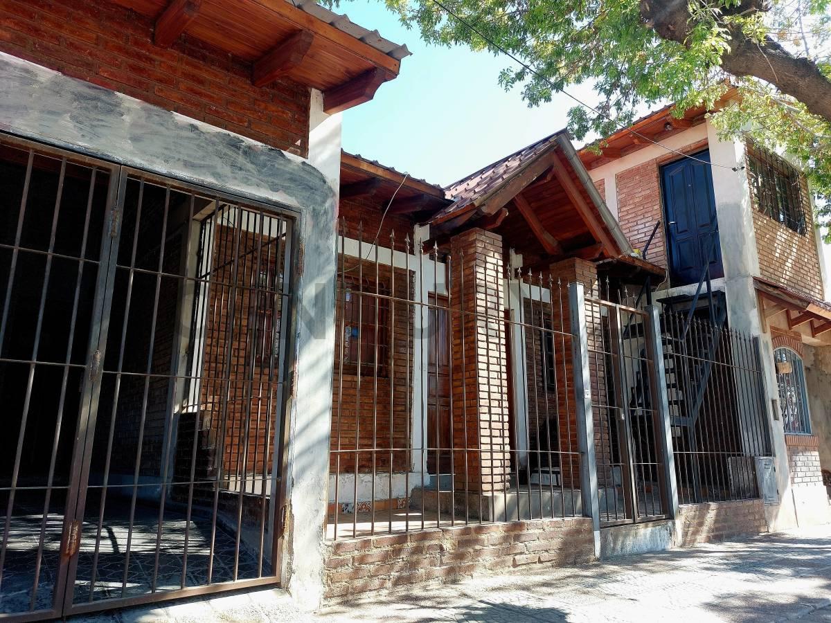 CENTURY 21 LÓPEZ VENDE AMPLIA PROPIEDAD, CASA CON SALÓN Y DEPARTAMENTO INDEPENDIENTE EN GUAYMALLÉN — foto 1