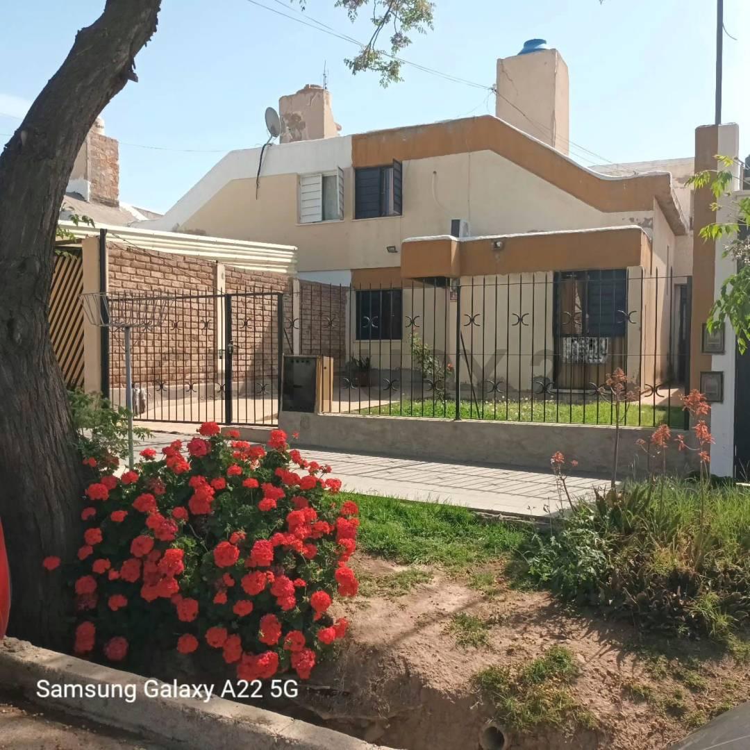 Century21 López ofrece a la venta Casa en Godoy Cruz, Mendoza. — foto 1