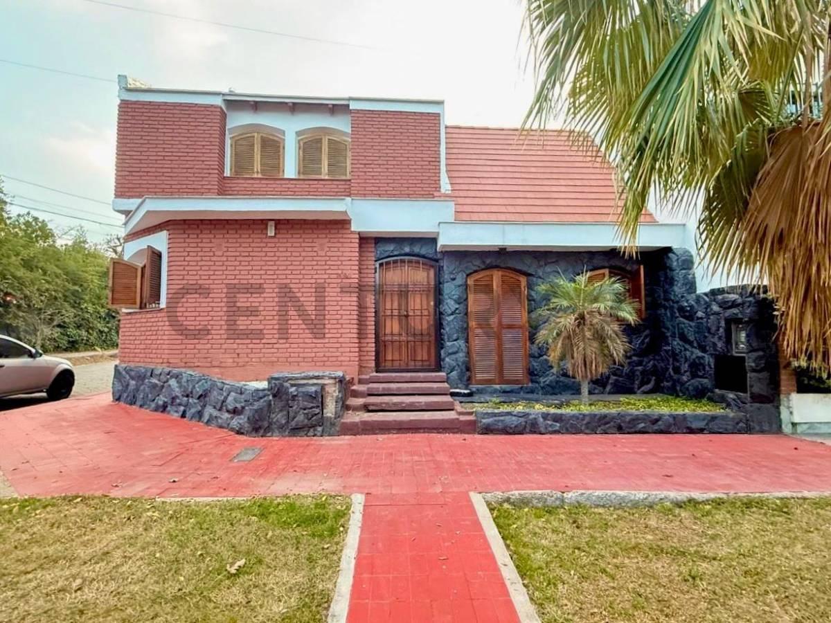 Century21 López ofrece a la venta amplia casa esquina en la Sexta Sección, Ciudad de Mendoza. — foto 1