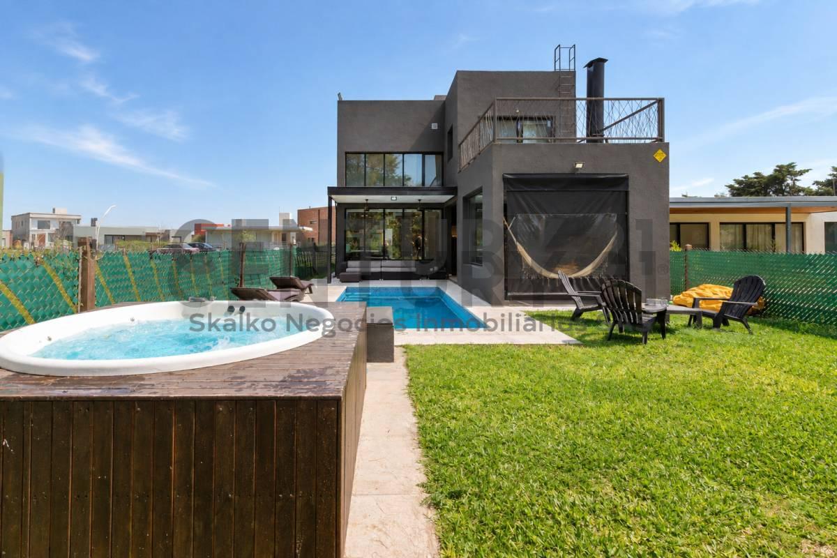 VENTA CASA 3 DORMITORIOS, QUINCHO, PISCINA, TERRAZA ,JACUZZI, BRISANOVA, PUEBLO ESTHER — foto 1