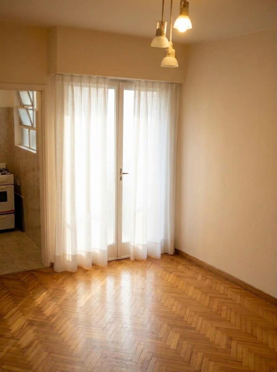 Venta de monoambiente con balcón frances en Flores, ideal inversión. — foto 1