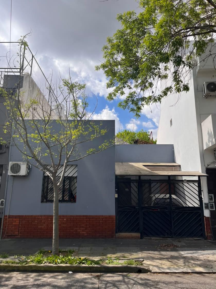 VENTA DE 2 CASAS EN BLOCK DE 4 Y 2 AMBIENTES CON COCHERA, PATIO, PARRILLA Y TERRAZA EN PARQUE CHAS — foto 1