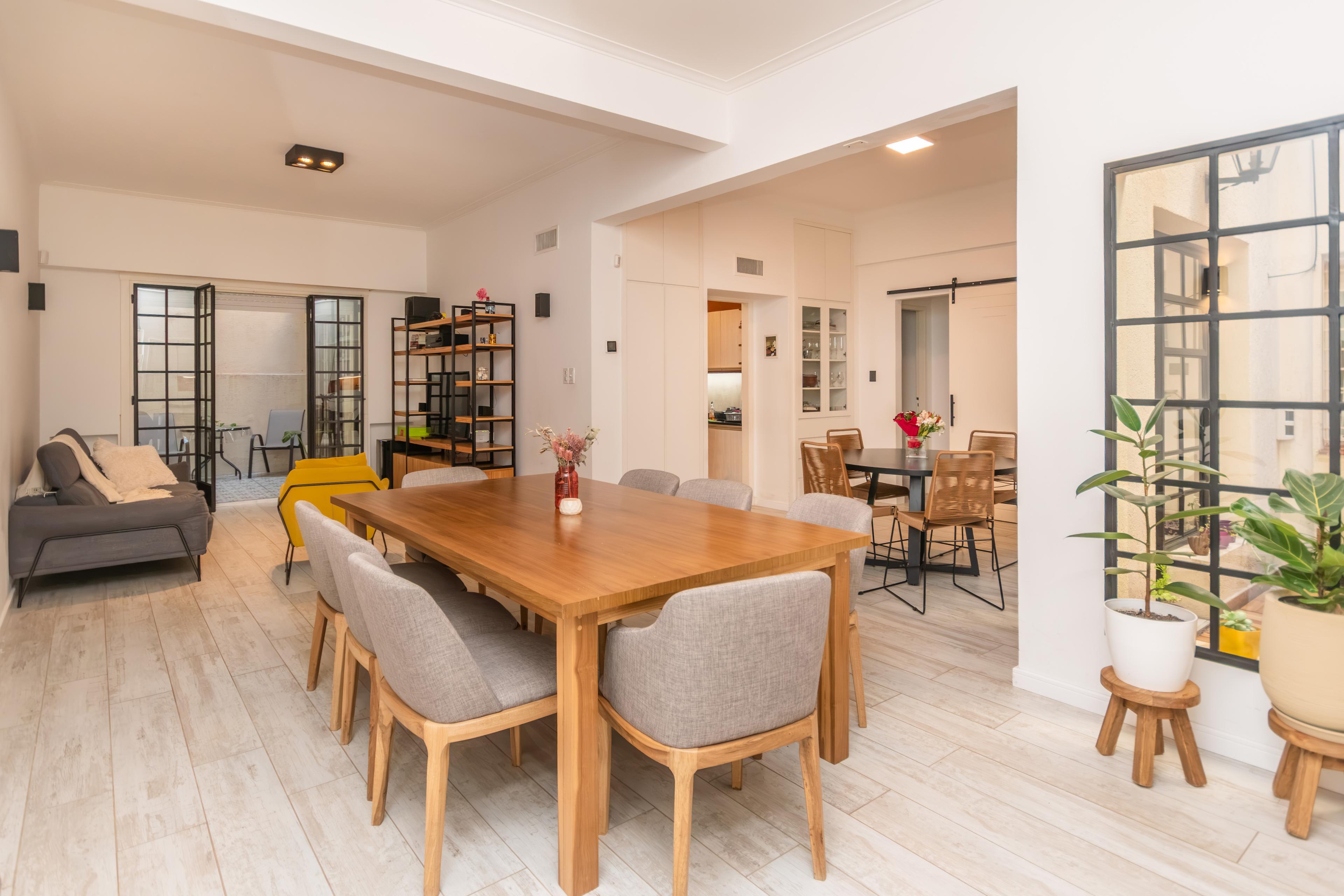 PH 3 ambientes con dependencia en Villa Devoto. Renovado hace 3 años, impecable estado, patio cubierto y dos patios descubiertos. ¡Listo para mudarse! — foto 1