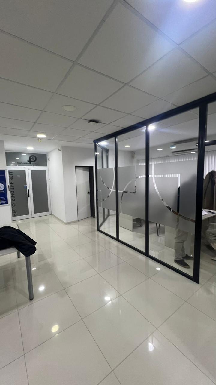 Oficinas en 13 esq 34 ( venta ) 260 m2 ( 4 box) , cocina , salon , baños , venta / opcion ,alquiler usd 2800. — foto 1