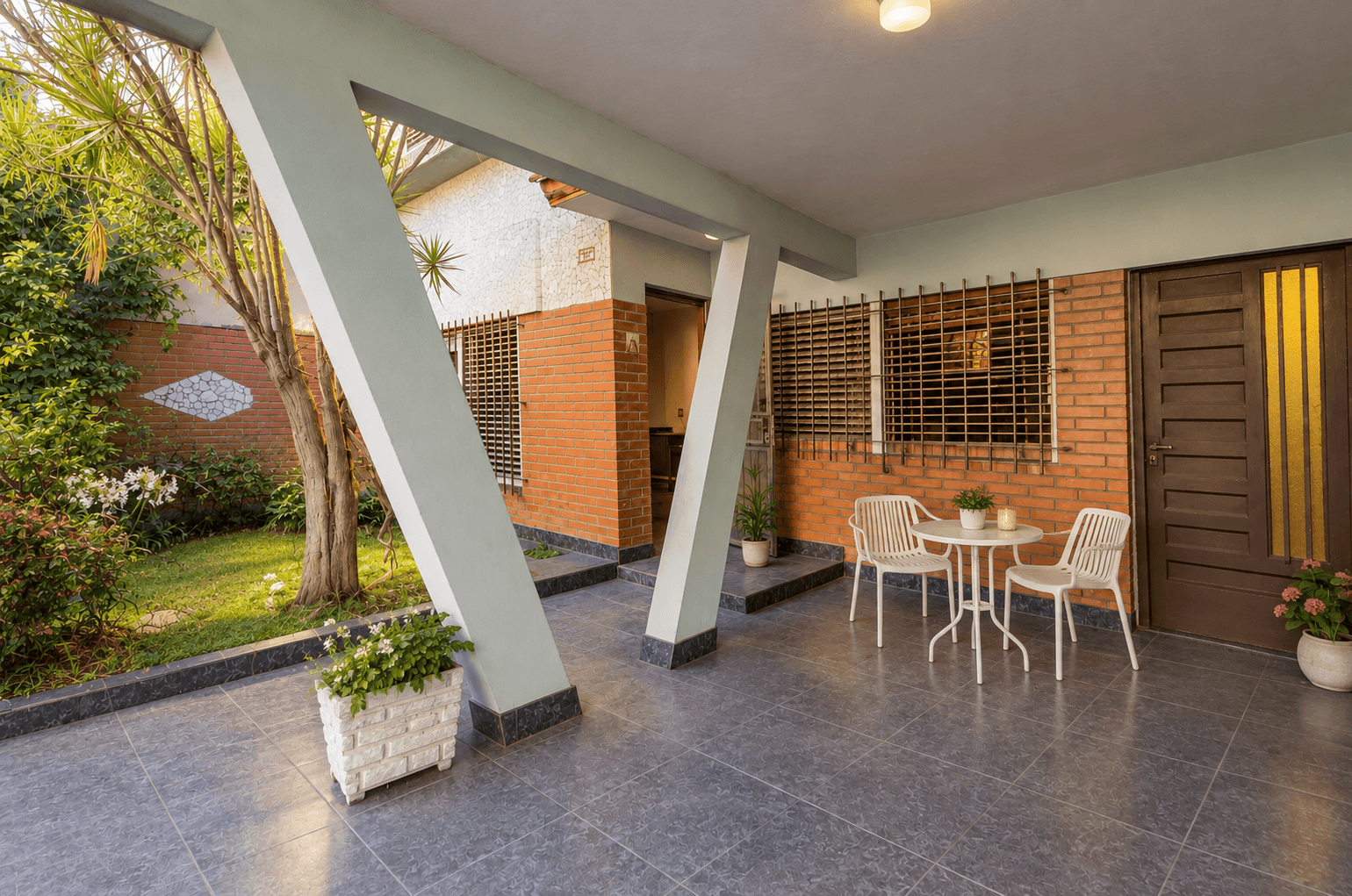 CASA EN VENTA EN SARANDÍ | LOTE PROPIO, COCHERA, PATIO, TERRAZAS Y PARRILLA — foto 1