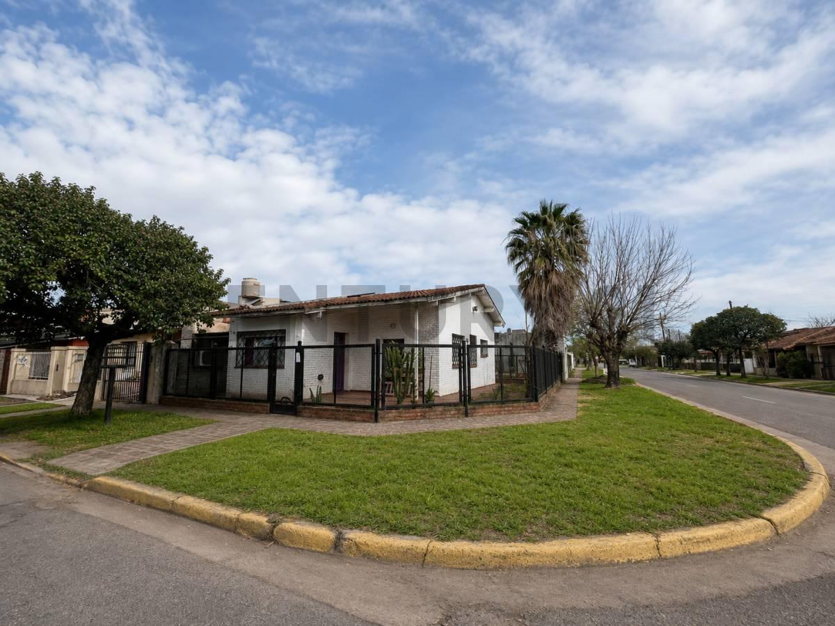 VENTA CASA 3 AMBIENTES CON PATIO Y COCHERA ITUZAINGO NORTE - ACEPTA PERMUTA — foto 1