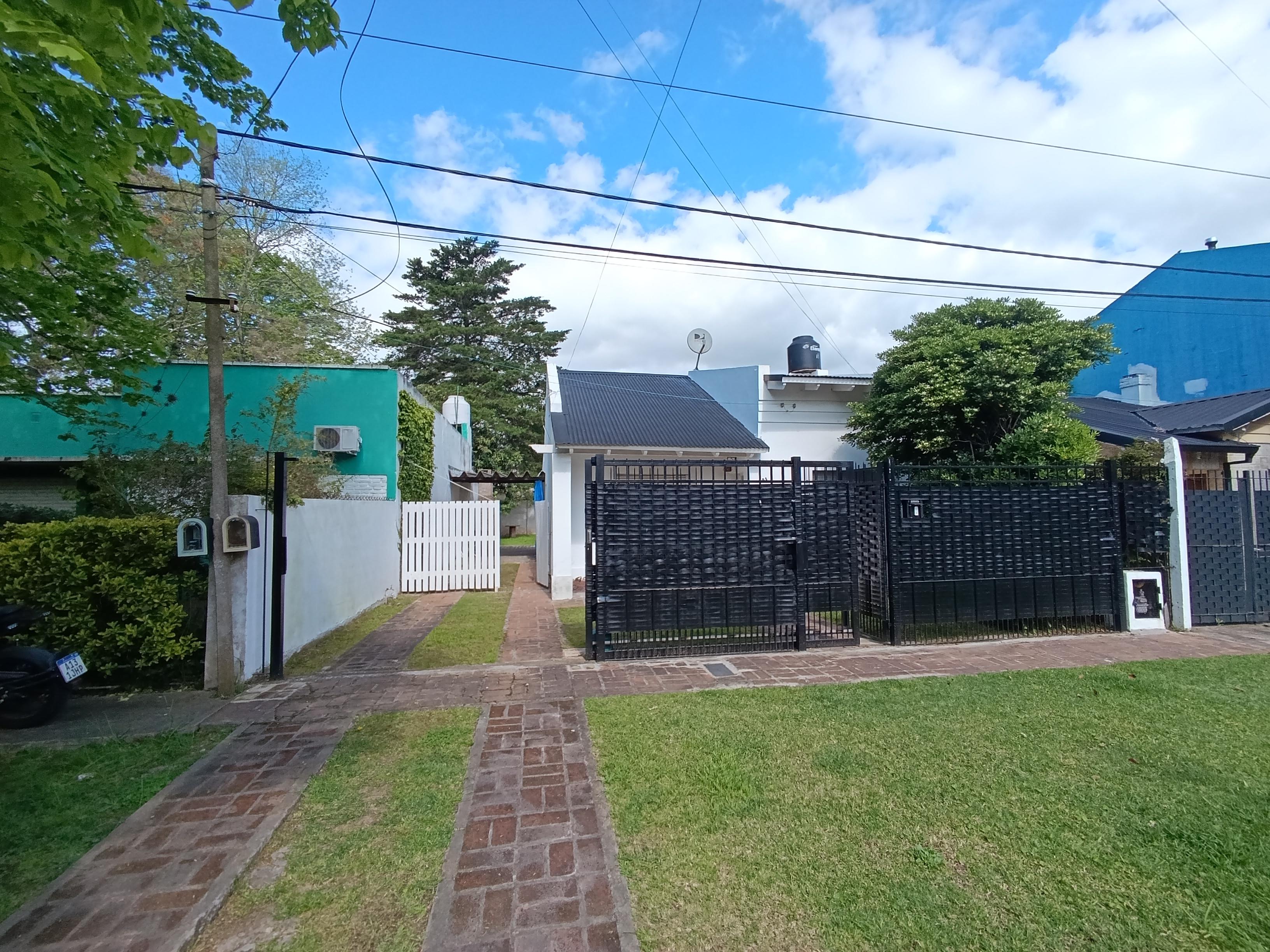 CASA EN VENTA EN CITY BELL – ENTRE CAMINOS – 2 DORMITORIOS – PARQUE – GARAJE PASANTE – APTO CRÉDITO — foto 1