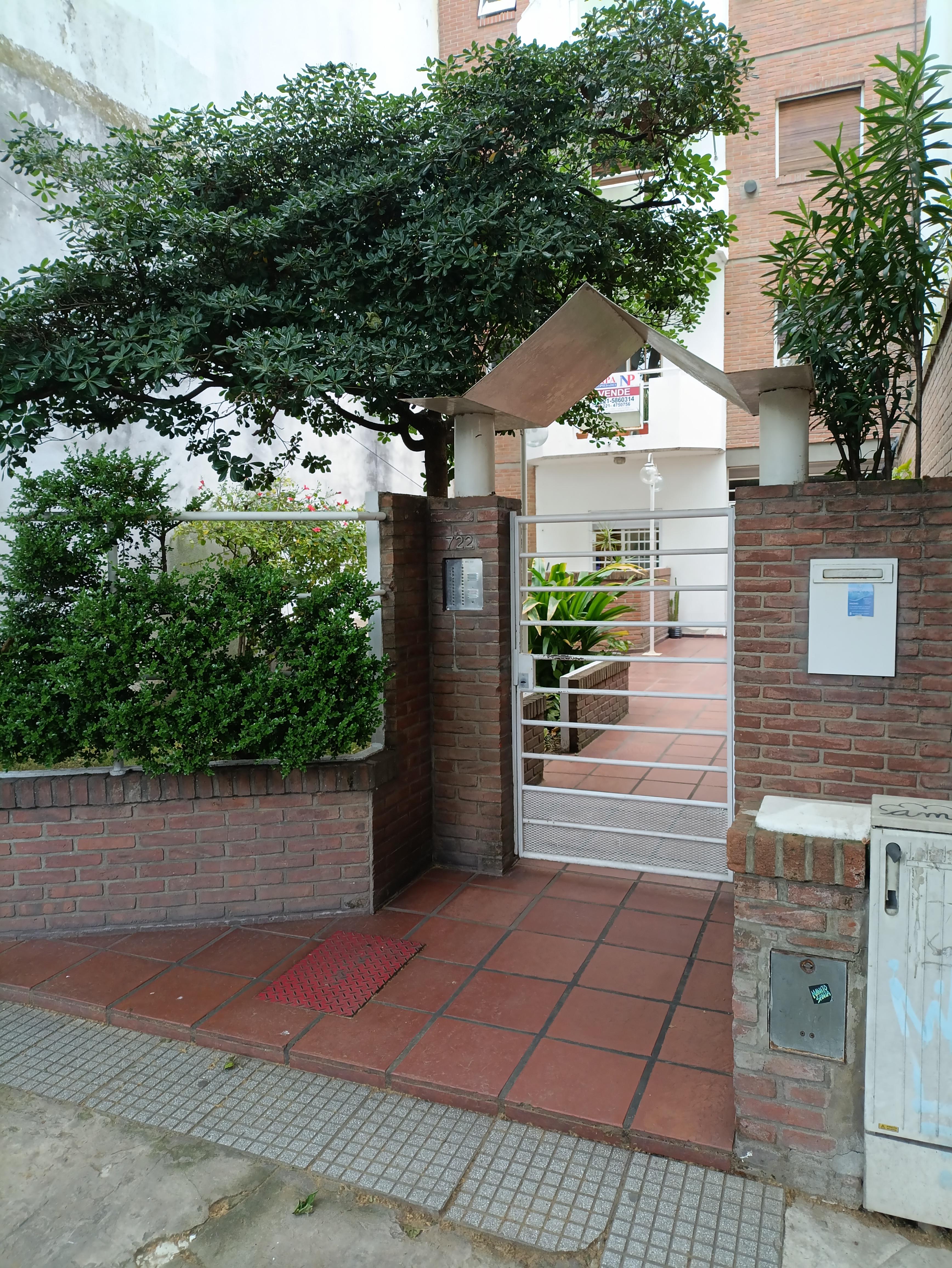 VENTA DEPTO 1 DORMITORIO EN PLANTA BAJA, LUMINOSO, CON PATIO PROPIO Y PARQUE CON PARRILLAS – EXCELENTE UBICACIÓN EN BARRIO NORTE, LA PLATA — foto 1