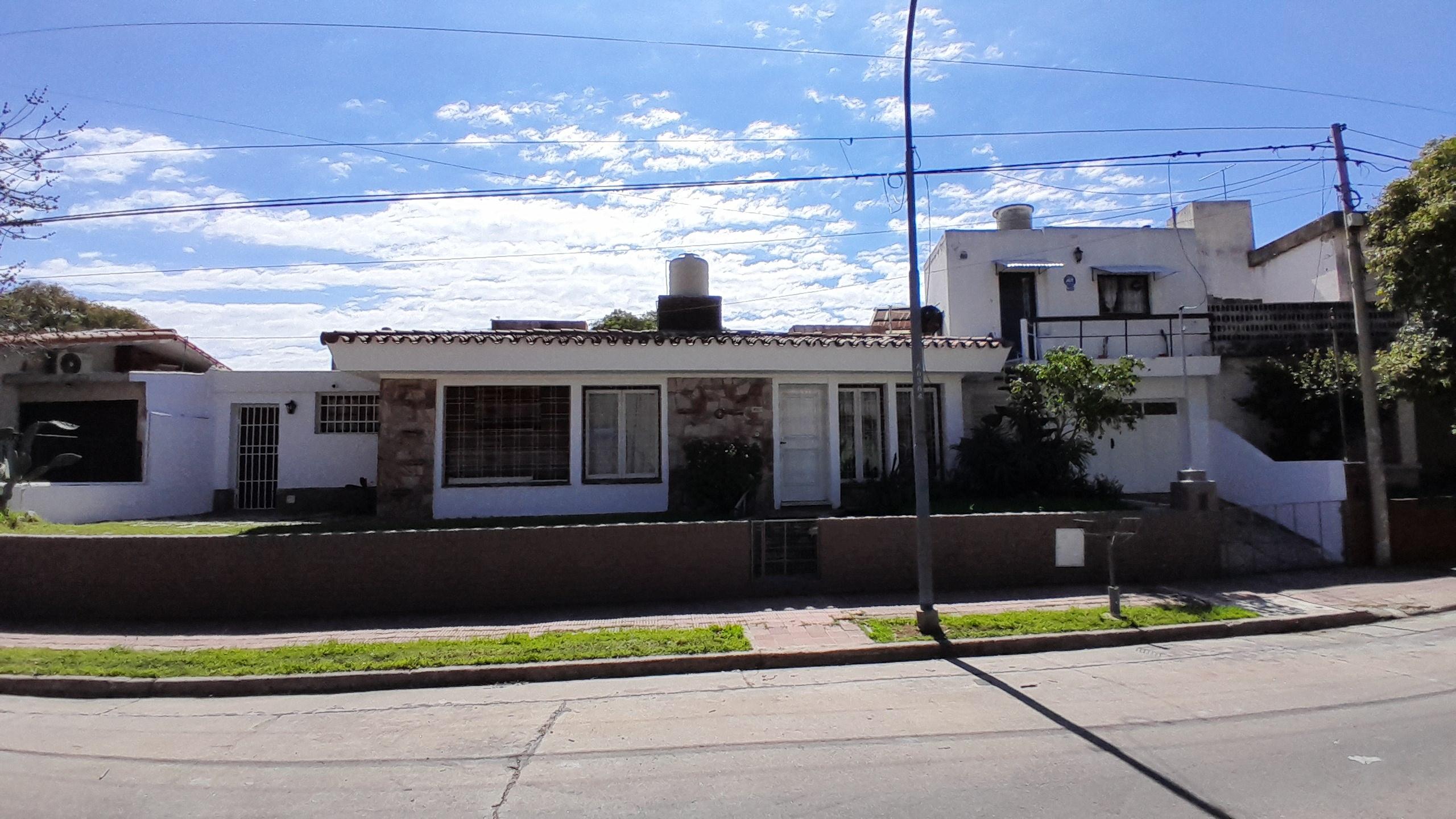 OPORTUNIDAD TRIPLE INVERSION CASA MAS 2 DEPARTAMENTOS B° JUNIORS — foto 1